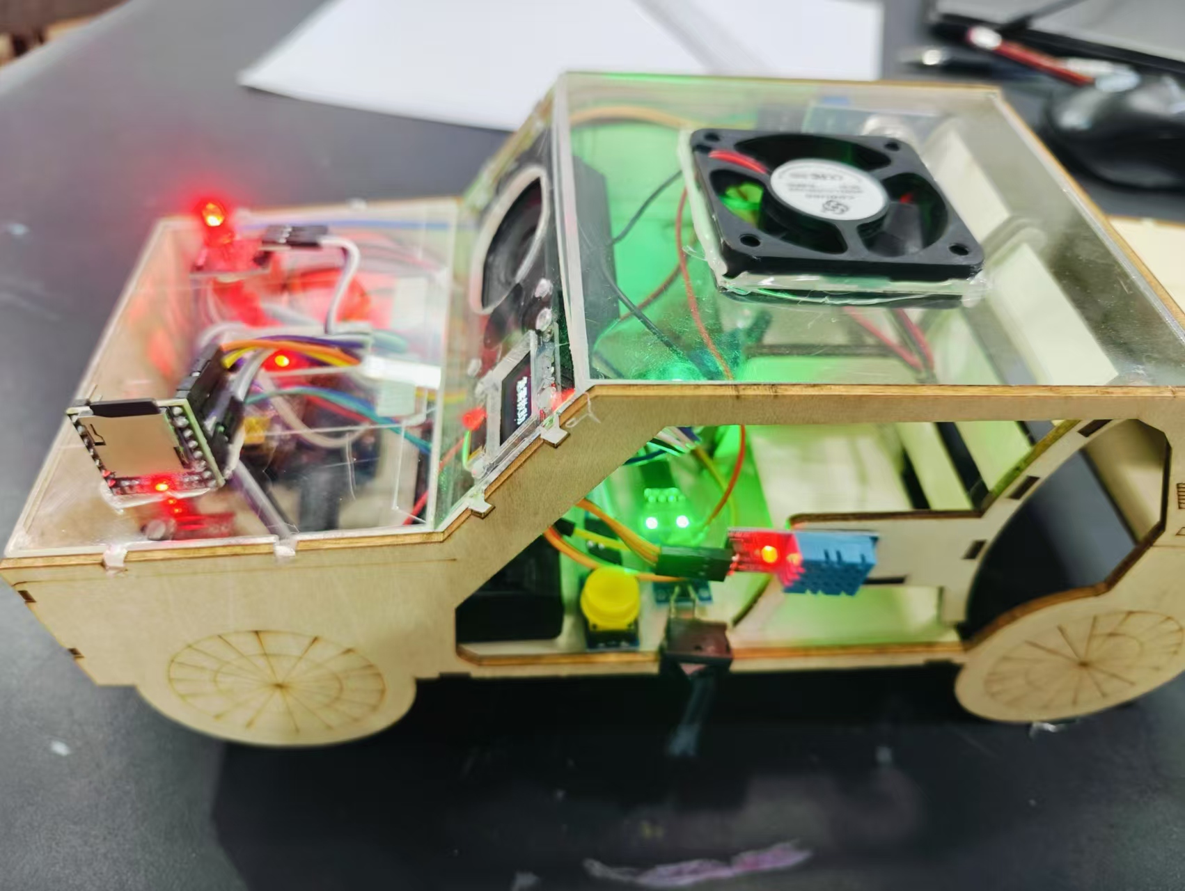 "守护童行"——集成式儿童车内防窒息安全监测系统