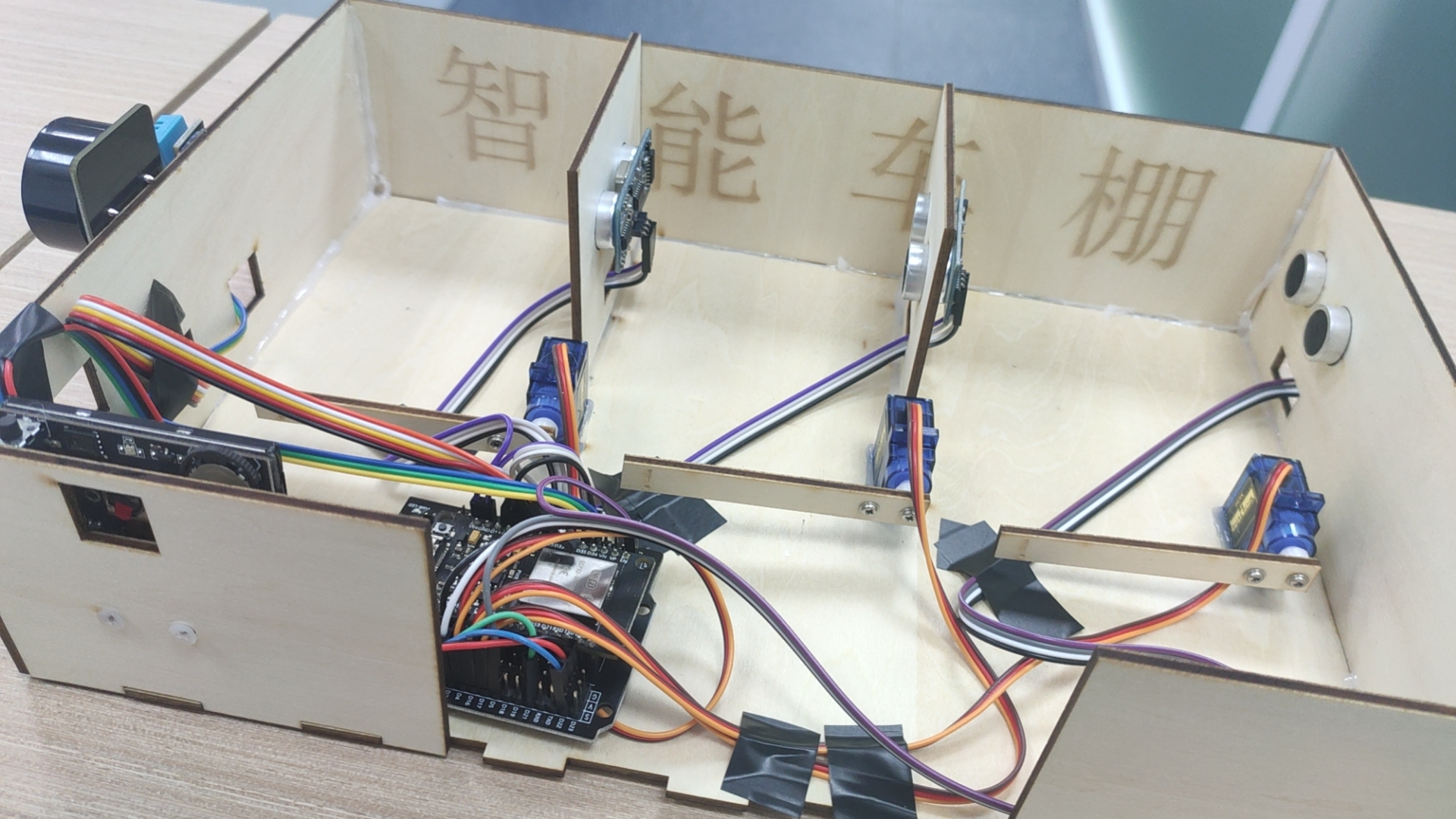 能够信息同步的智能校园停车棚