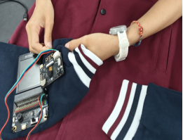 助力学生全面发展的AI互动陪伴校服