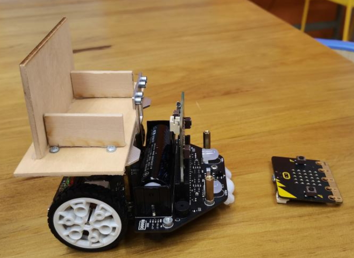 针对高位截瘫残疾人和老年人的智能头控轮椅设计